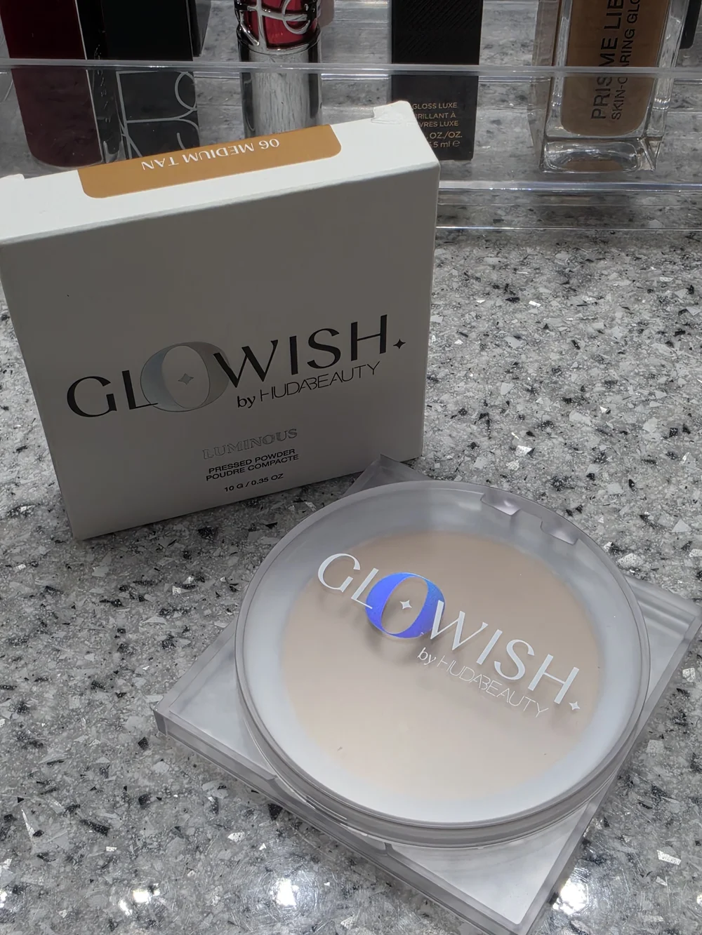 HUDA BEAUTY GloWish Luminous Pressed Powder - 06 Medium Tan
